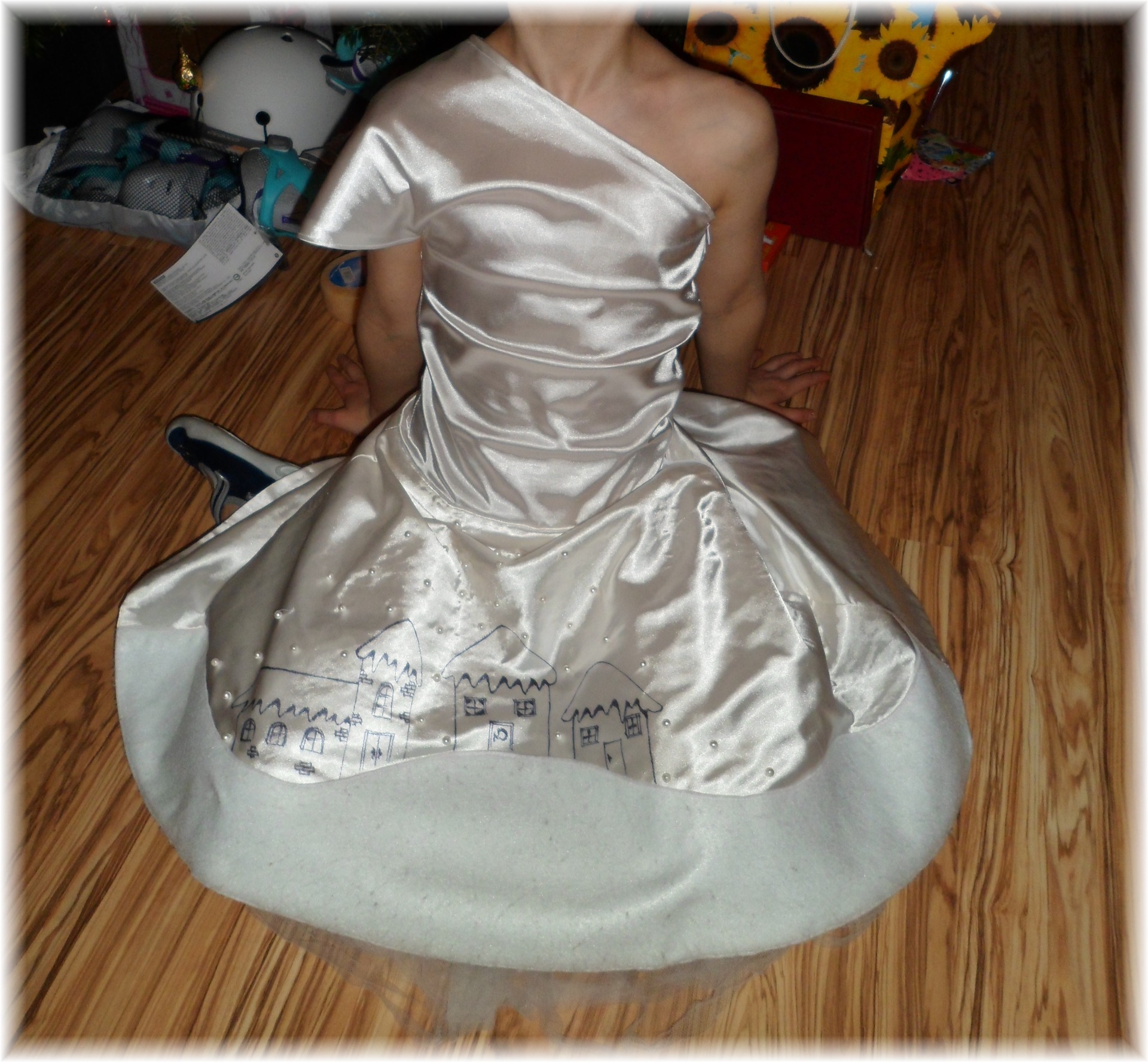 slavnostní šaty zdobené ručně malovanými domečky