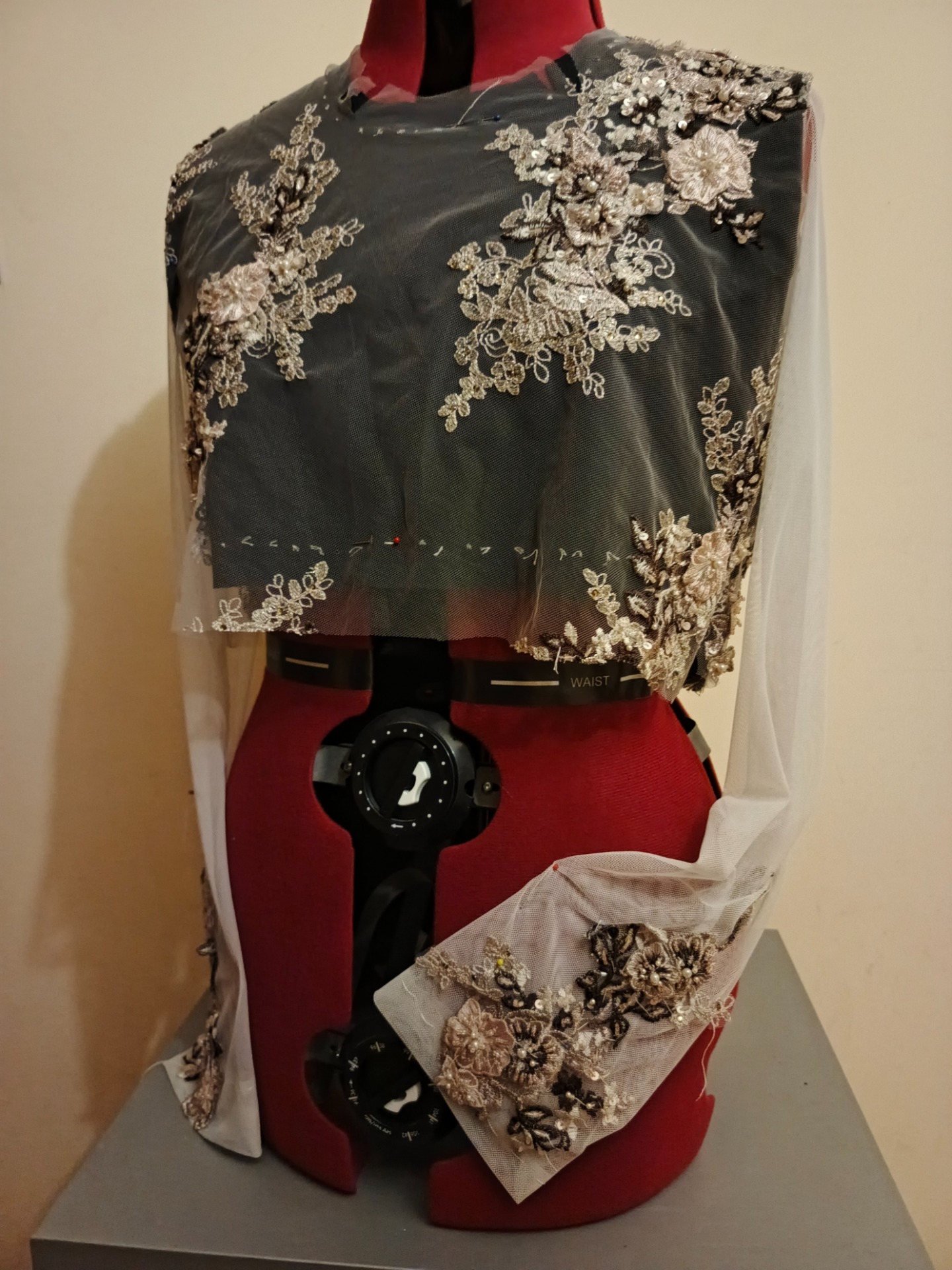 plesové šaty_rozpracovaný živůtek