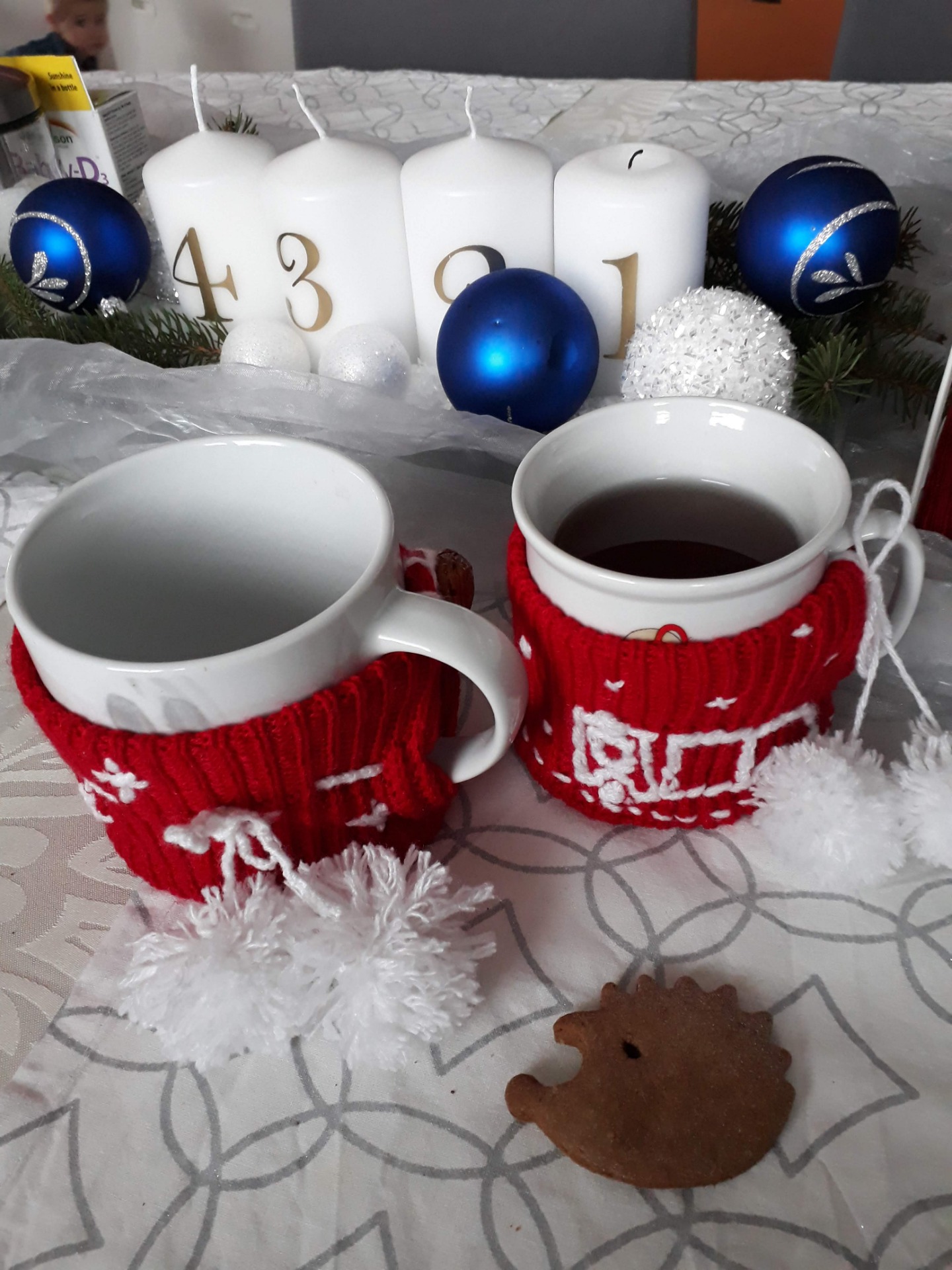 Ze staré šály, svetru, čepice - hřejivý obal na hrníčky 