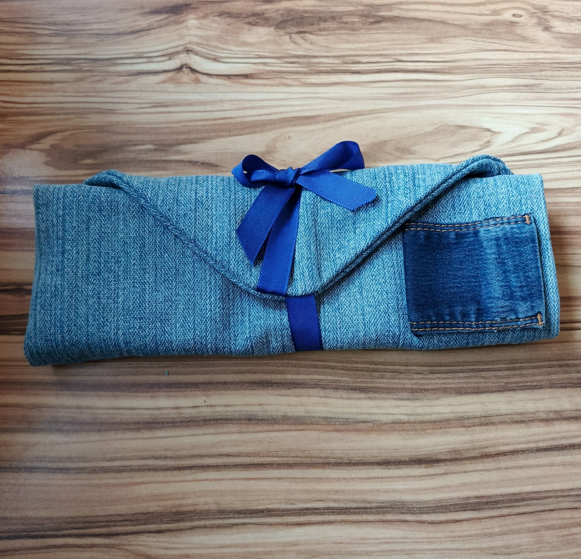 rolovací penál s modrou mašlí