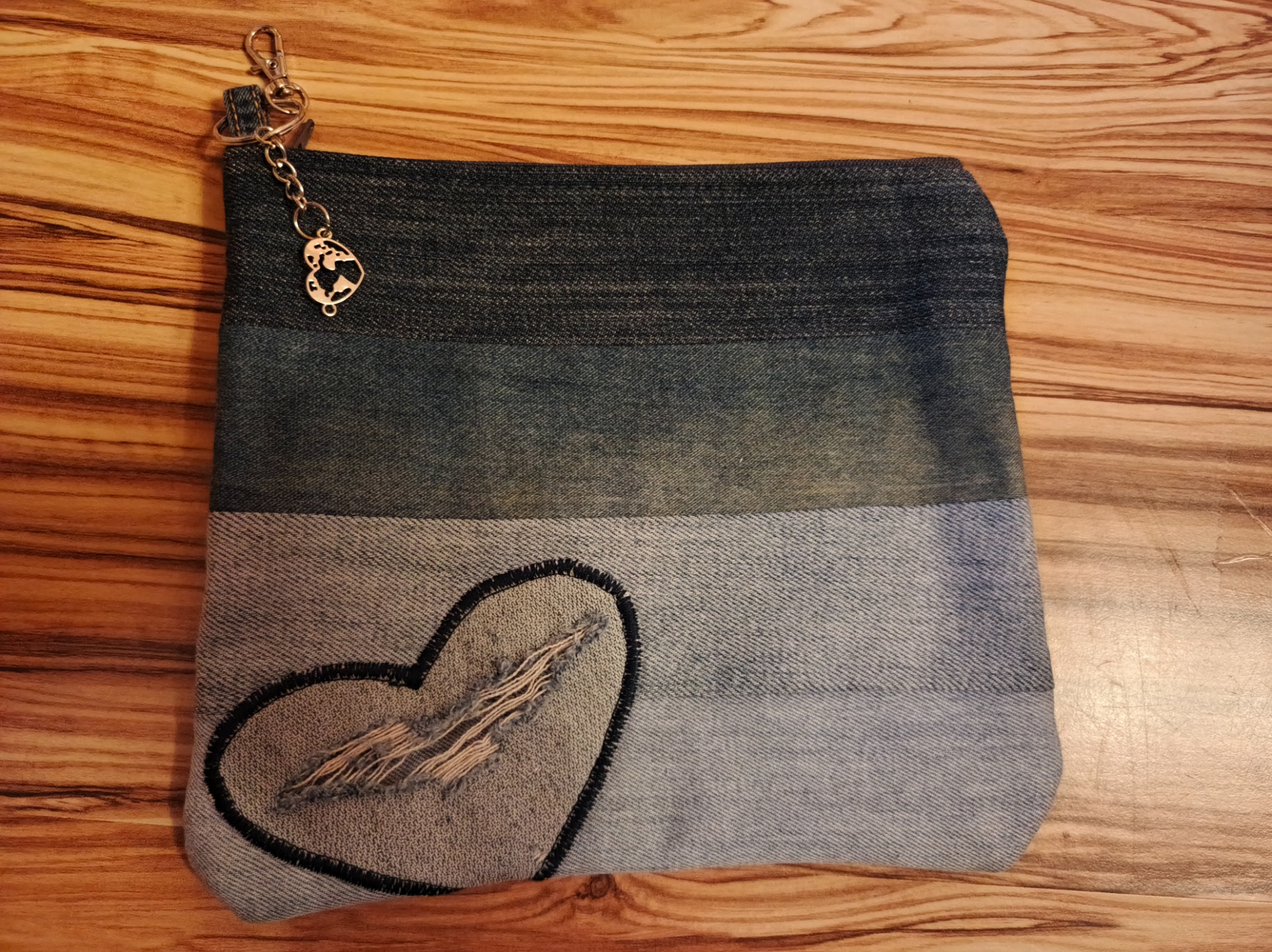 taštička džínová upcyklace natržené srdce DÁRKOMAT