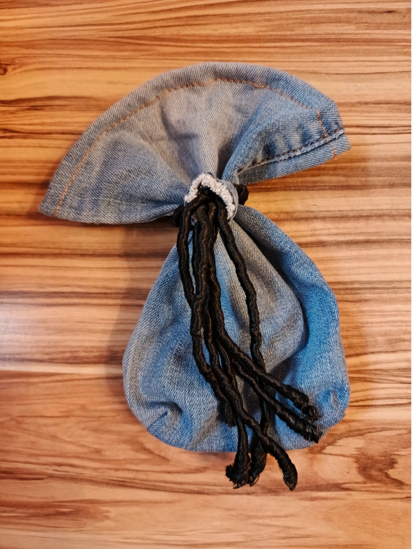 dárkový džínový pytlík se stahovací šňůrkou, upcyklace DÁRKOMAT
