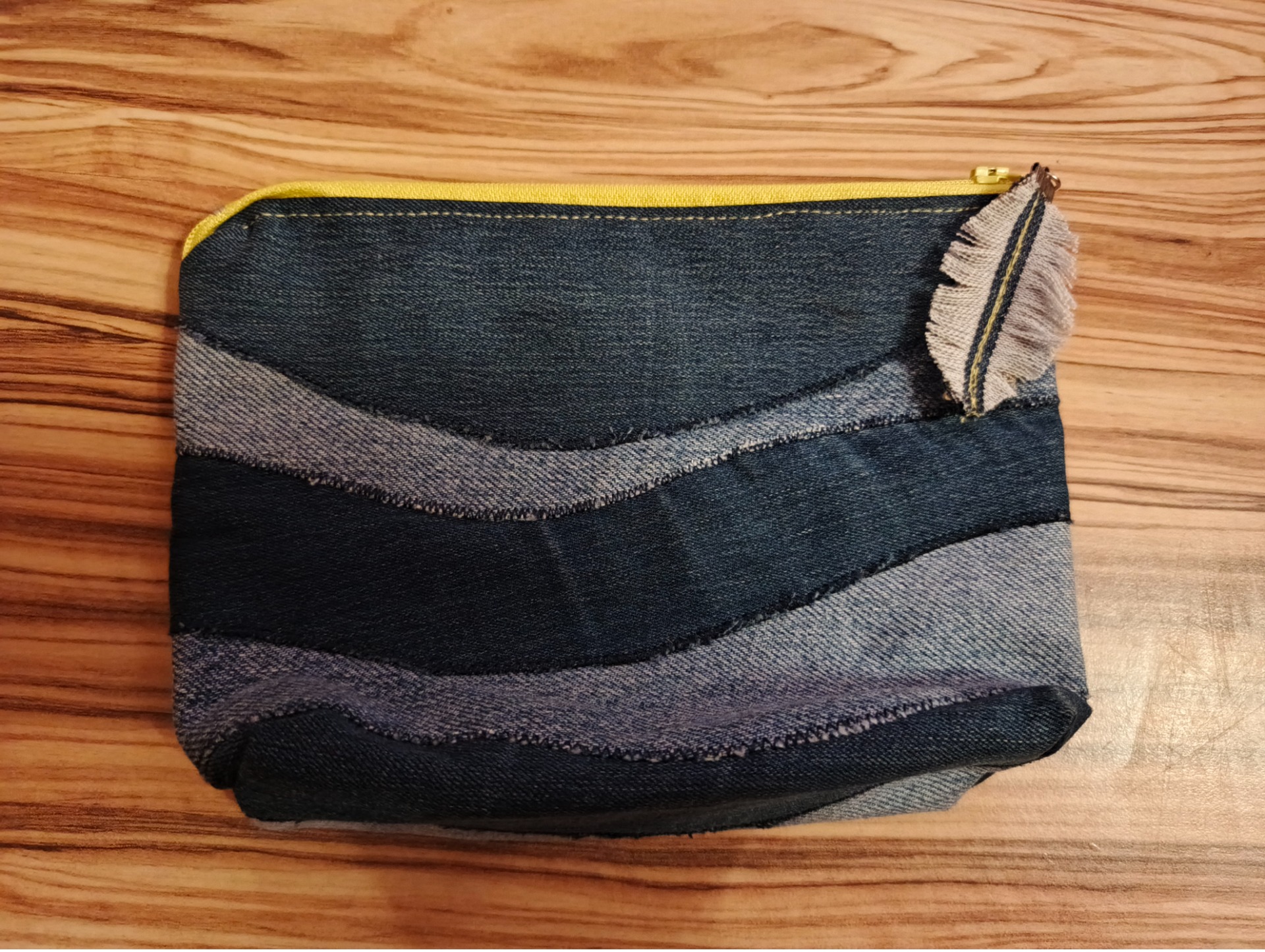 taštička džínová patchwork vlny s pírkem, upcyklace DÁRKOMAT