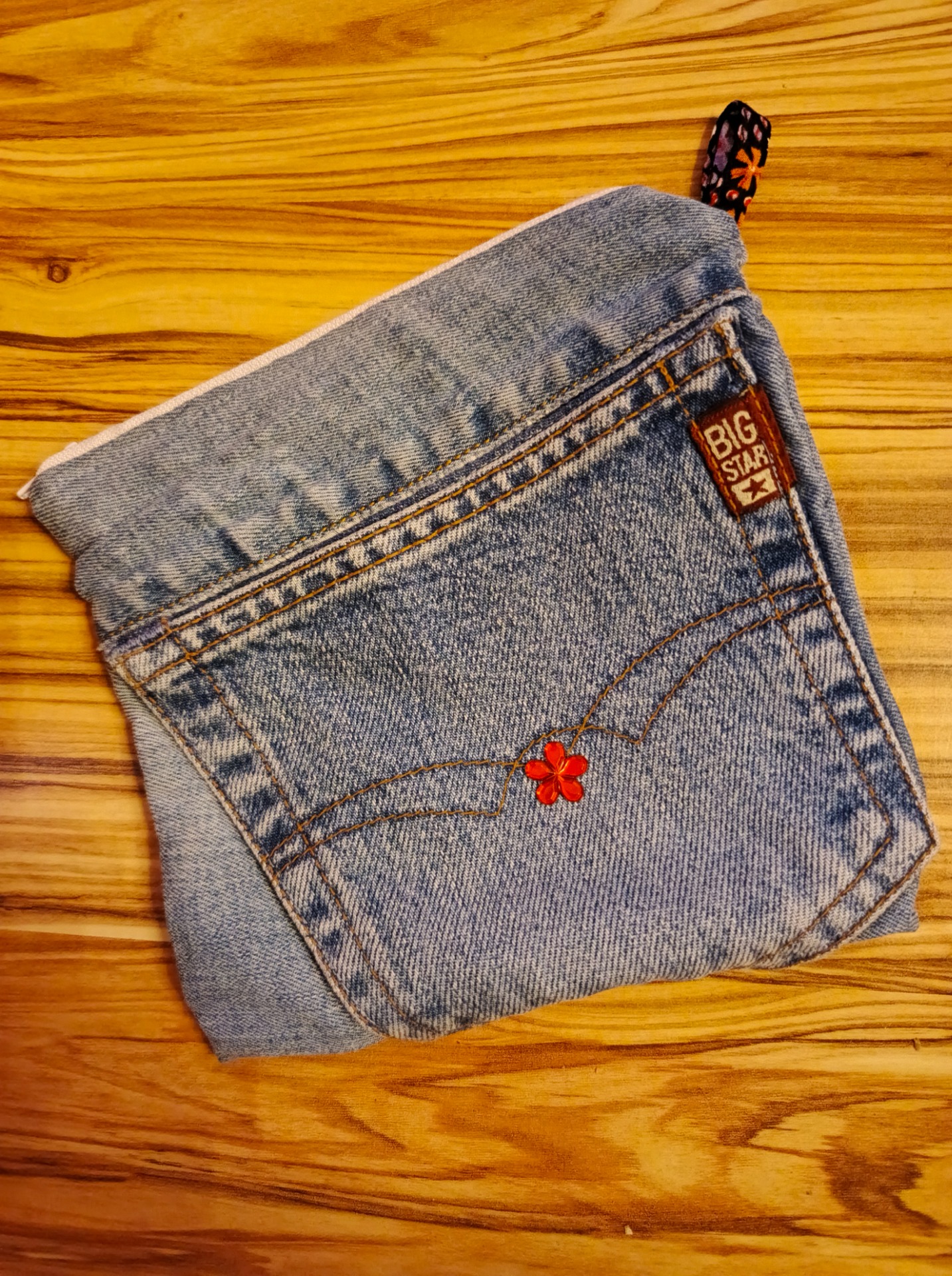 Asymetrická taštička s květovanou podšívkou, upcyklace DÁRKOMAT