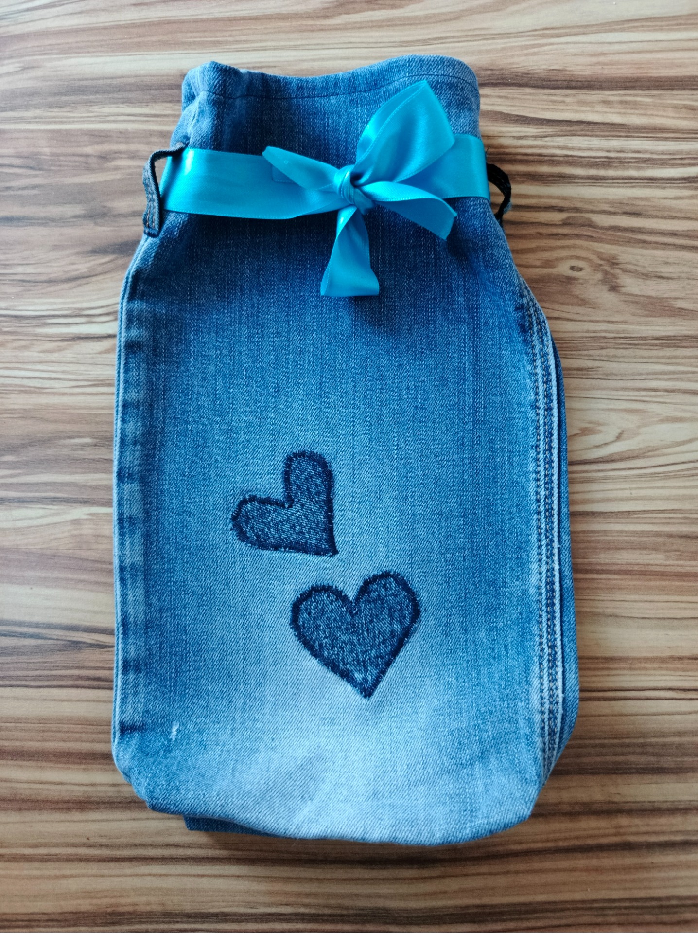džínový dárkový vak s modrou stuhou a srdíčky