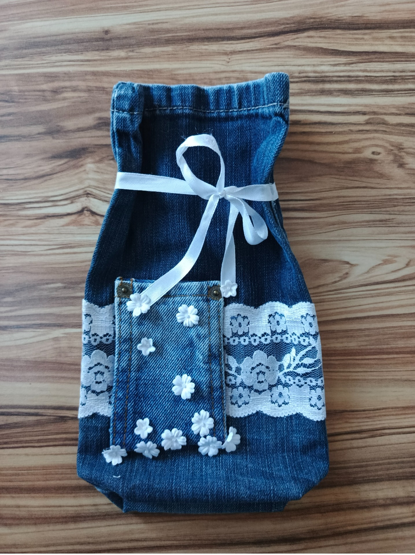džínový dárkový pytlík s krajkou a kytičkami