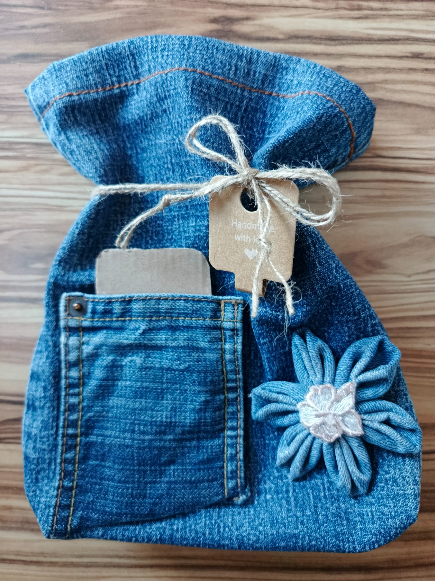 džínový pytlík s květinou, kapsa na vzkaz, přáníčko, upcyklace DÁRKOMAT