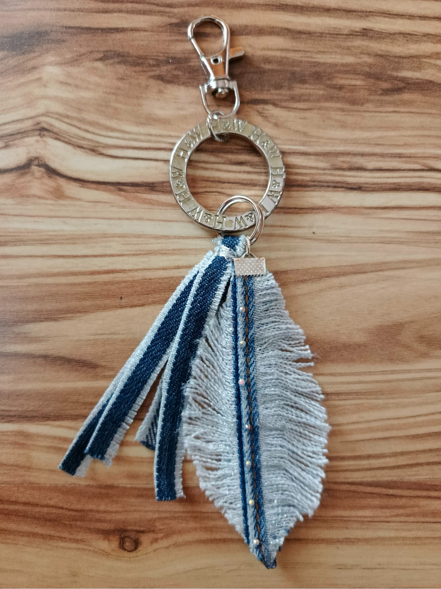 džínový přívěsek, talisman pro štěstí